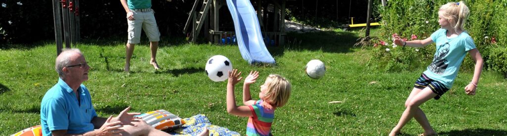 Kinderen op de zorgboerderij spelend met een bal