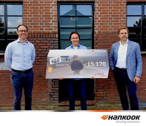Donatie cheque Hankook tire en profile