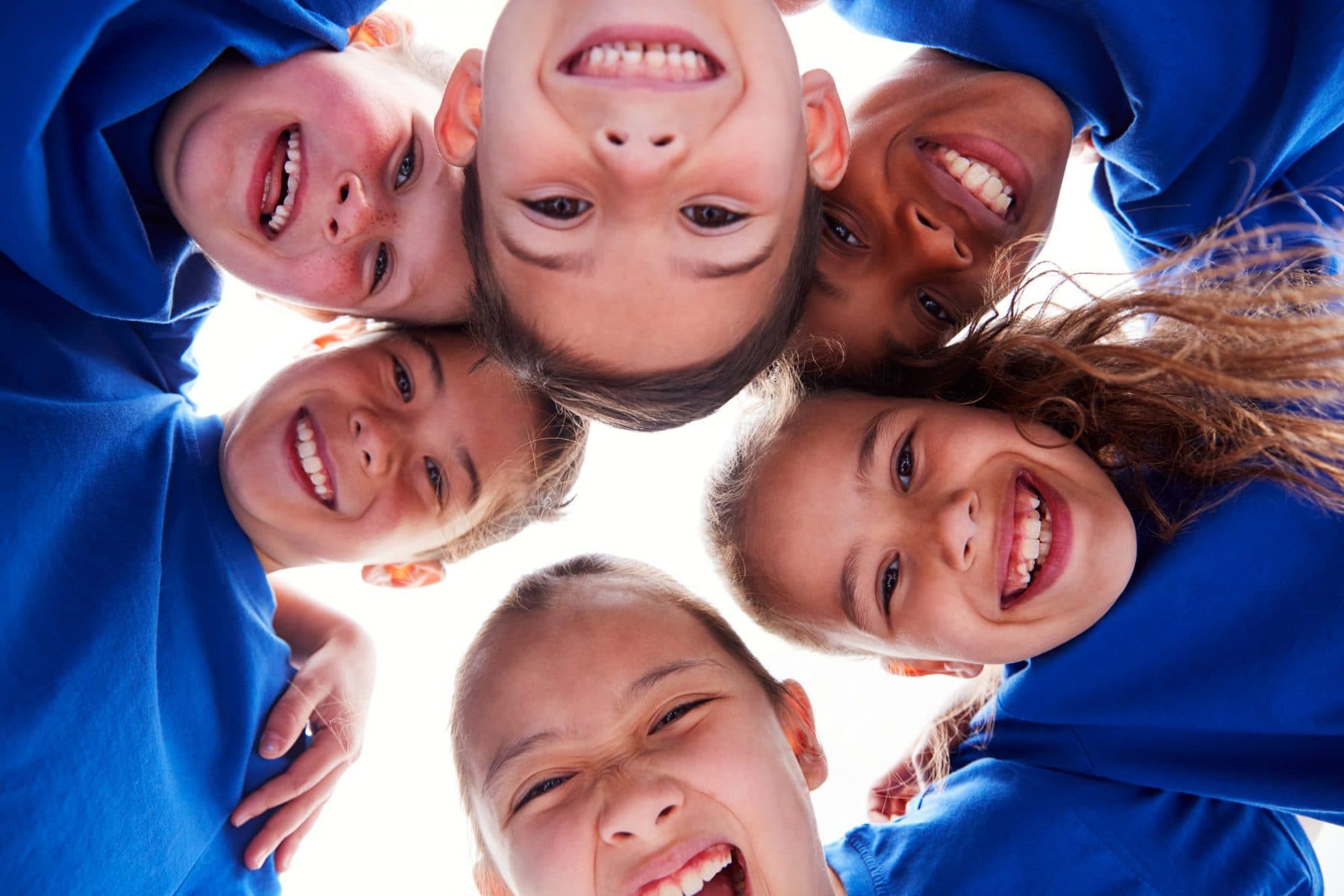 kinderen blij lachen blauw