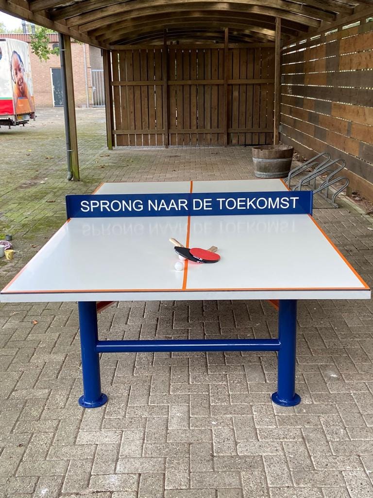 ping pong tafel wit blauw oranje schuur